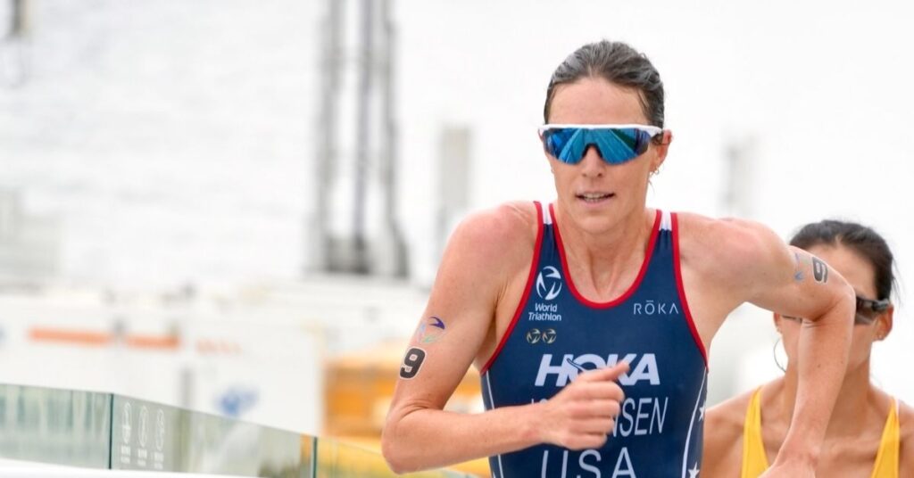 Gwen Jorgensen compitiendo con el uniforme de Estados Unidos