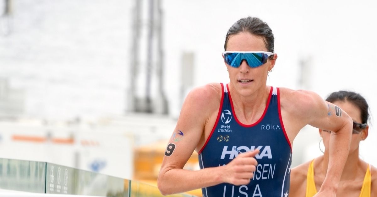 Gwen Jorgensen compitiendo con el uniforme de Estados Unidos