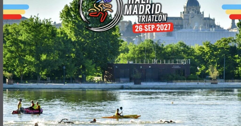 Triatletas nadando en el lago de la Casa de Campo con el cartel Half Madrid 26 de septiembre de 2027