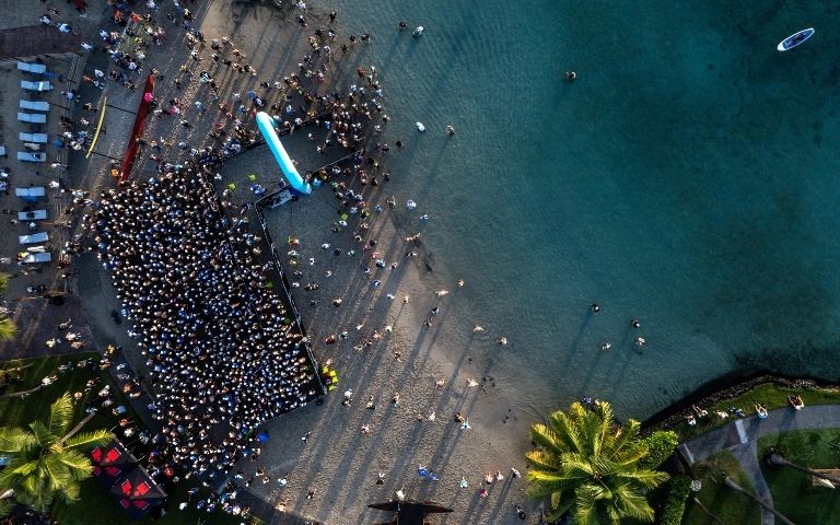 Vista aérea de la salida del Ho’ala Practice Swim en Kailua-Kona antes del Mundial IRONMAN
