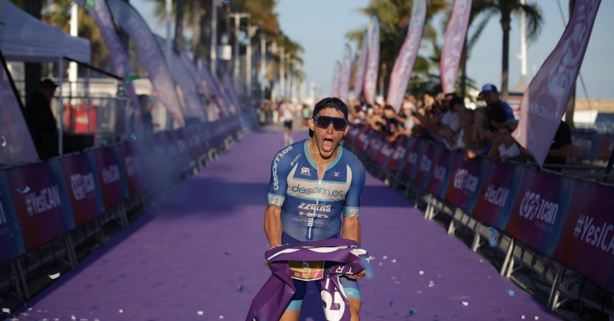 Triatleta celebra su llegada a meta en el ICAN Triathlon Gandia