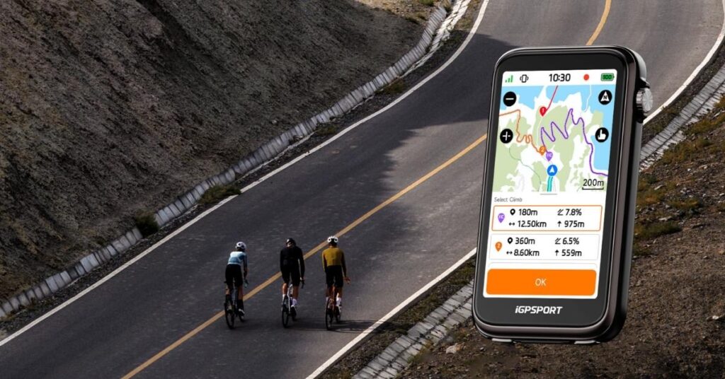 Ciclocomputador iGPSPORT BiNavi Ultra con mapa y selección de ascensos junto a tres ciclistas en una carretera de montaña