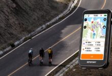 Ciclocomputador iGPSPORT BiNavi Ultra con mapa y selección de ascensos junto a tres ciclistas en una carretera de montaña