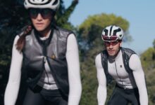 Dos ciclistas con maillot de manga larga INVERSE ESSENZ TITAN durante una salida de entretiempo