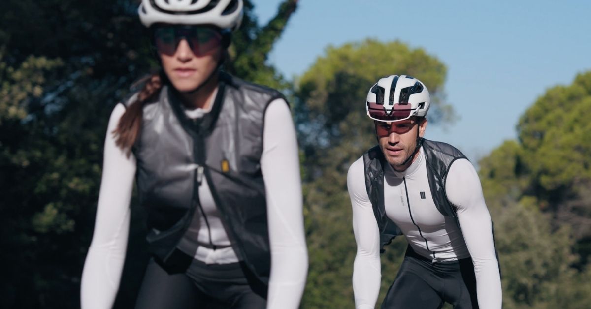 Dos ciclistas con maillot de manga larga INVERSE ESSENZ TITAN durante una salida de entretiempo