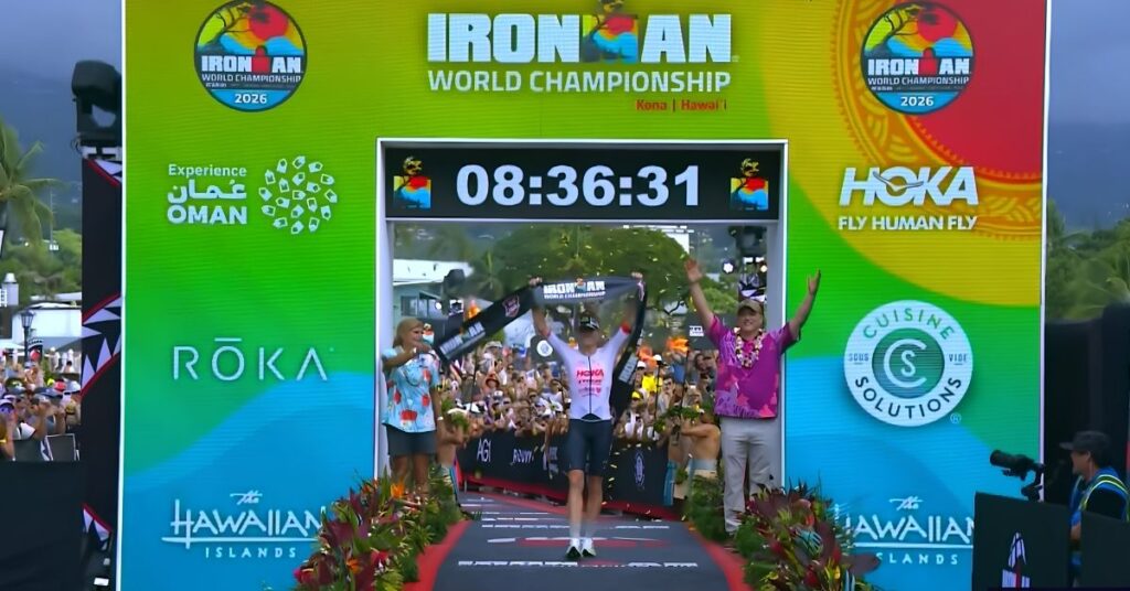 Taylor Knibb cruza la meta como campeona del Mundial IRONMAN Kona 2026 con un tiempo de 8:36:31