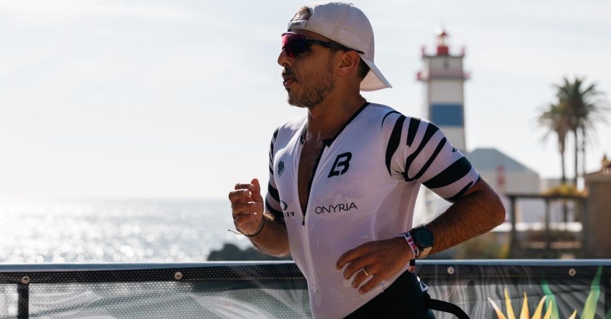Triatleta corriendo junto a la costa durante el IRONMAN Portugal-Cascais