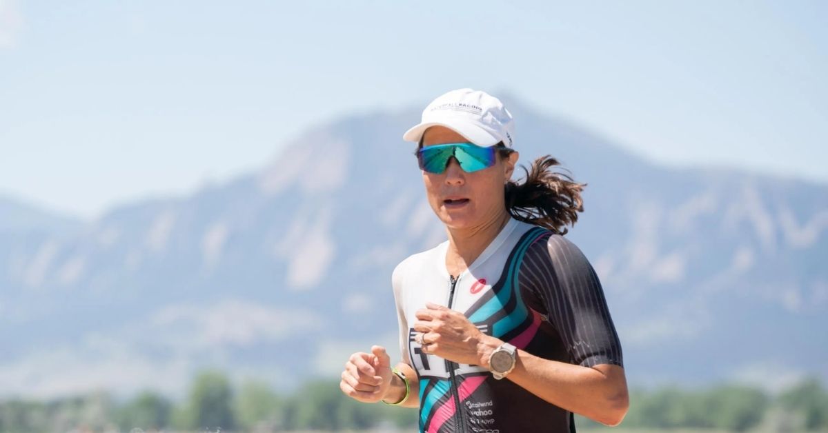 Mujer participante compitiendo en una prueba IRONMAN durante el segmento de carrera a pie