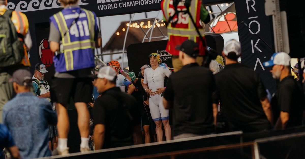 Lucy Charles-Barclay, con traje de competición blanco, en la salida del Mundial IRONMAN Kona 2026