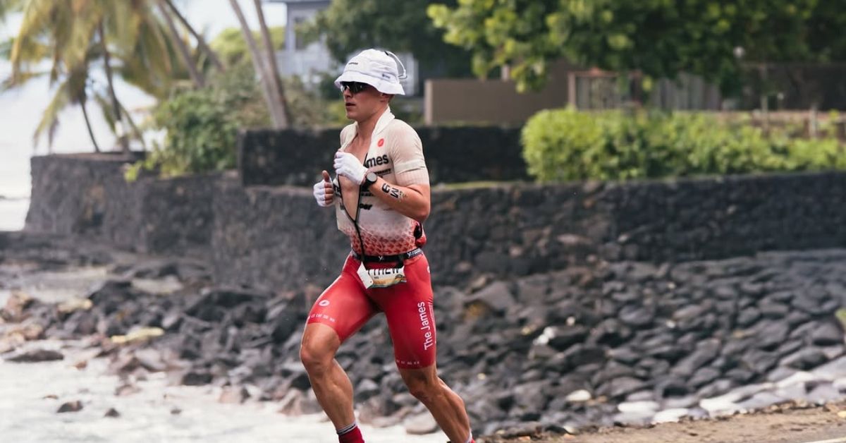 Matthew Marquardt corriendo junto a la costa durante el Mundial IRONMAN de Kona 2026