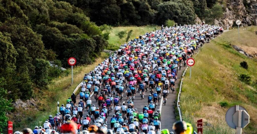 Pelotón de ciclistas durante una marcha cicloturista por carretera