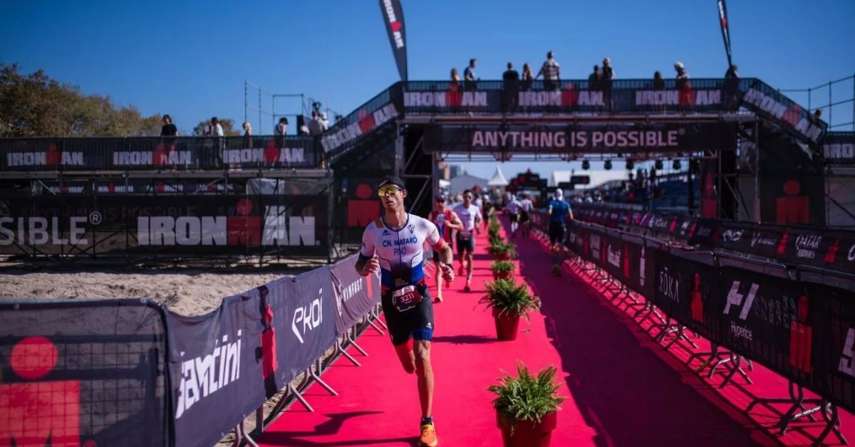 Triatleta en la recta de meta del IRONMAN Barcelona