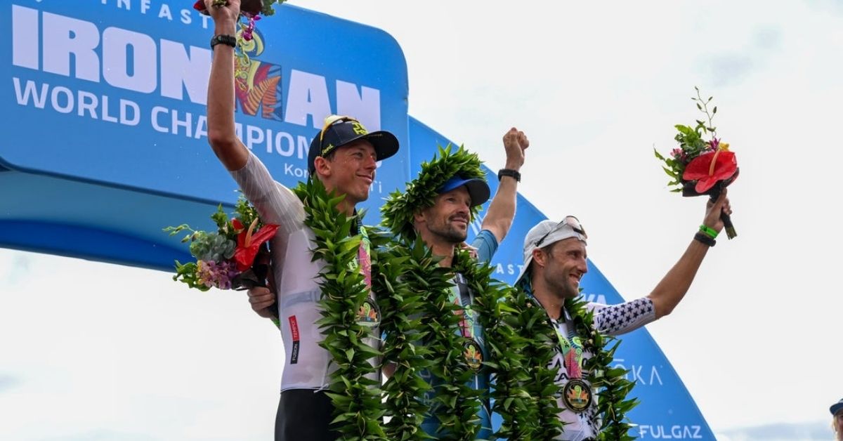 Podio masculino del Mundial IRONMAN en Kona con tres triatletas celebrando