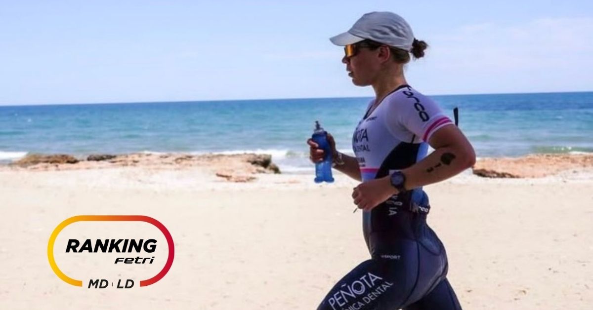 Triatleta corriendo junto al mar con el logotipo del Ranking FETRI de Media y Larga Distancia