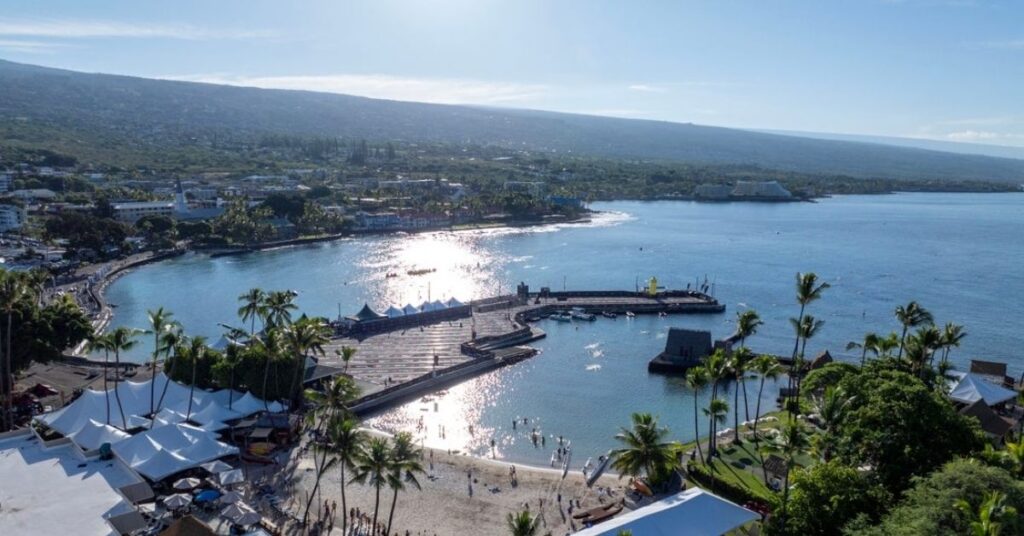 Vista aérea de Kailua Bay, el muelle y la zona de transición del Mundial IRONMAN en Kona