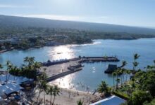 Vista aérea de Kailua Bay, el muelle y la zona de transición del Mundial IRONMAN en Kona