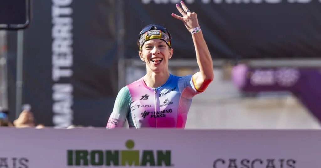 Lizzie Rayner celebra su victoria en el IRONMAN 70.3 Portugal-Cascais