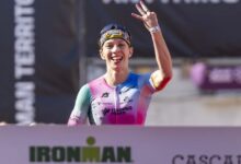 Lizzie Rayner celebra su victoria en el IRONMAN 70.3 Portugal-Cascais