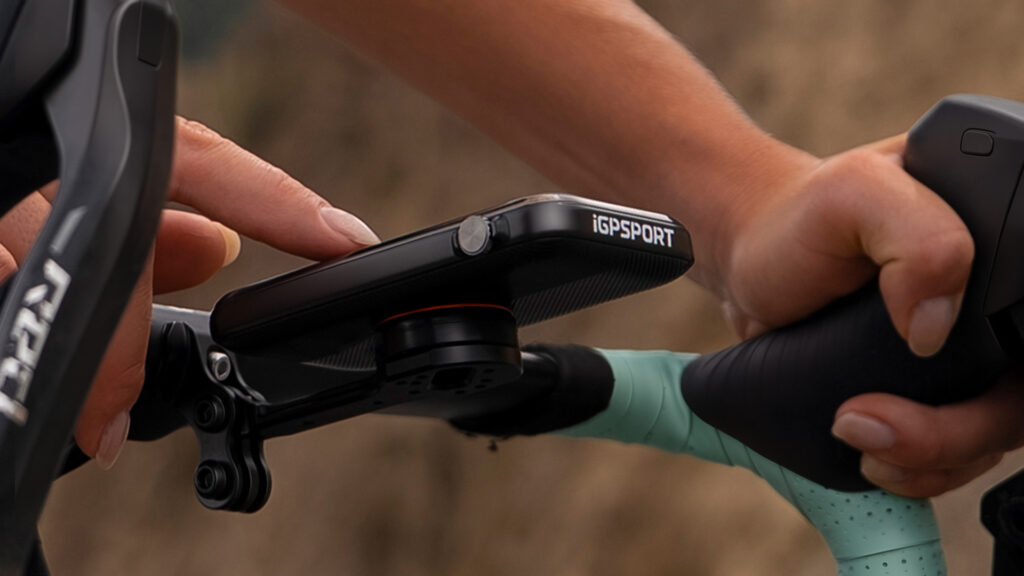 Detalle lateral del ciclocomputador iGPSPORT BiNavi Ultra instalado en el manillar de una bicicleta, con el mando giratorio visible