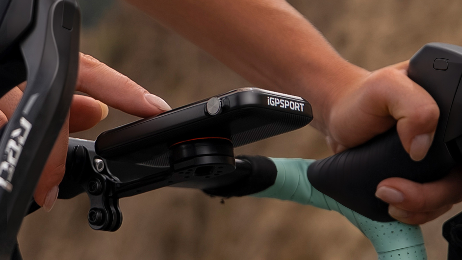 Detalle lateral del ciclocomputador iGPSPORT BiNavi Ultra instalado en el manillar de una bicicleta, con el mando giratorio visible