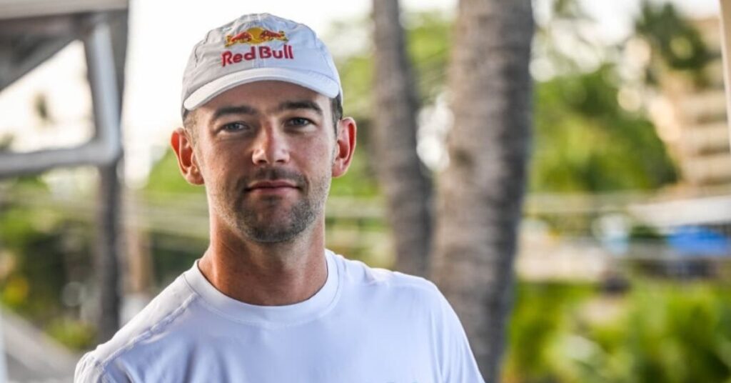 Sam Laidlow posa con gorra blanca y camiseta blanca en un entorno exterior