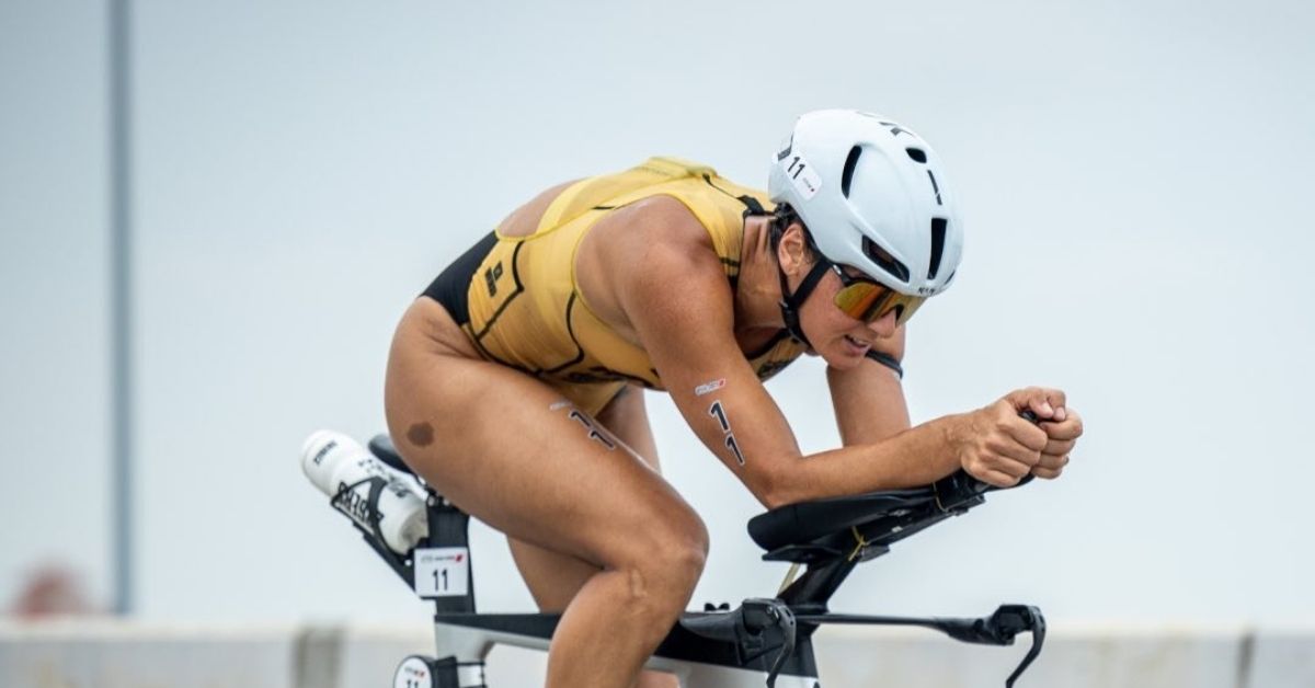 Sara Pérez Sala pedalea acoplada sobre su bicicleta de contrarreloj, con casco blanco y equipación amarilla.