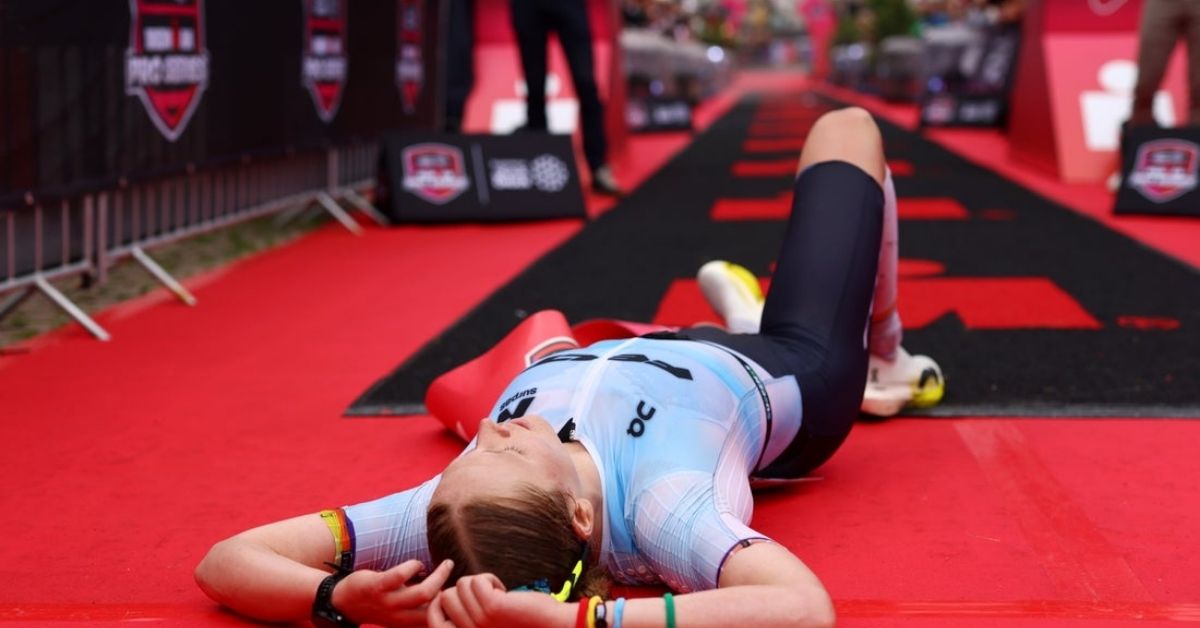 Solveig Løvseth tumbada en la zona de meta tras ganar el IRONMAN European Championship de Hamburgo 2026