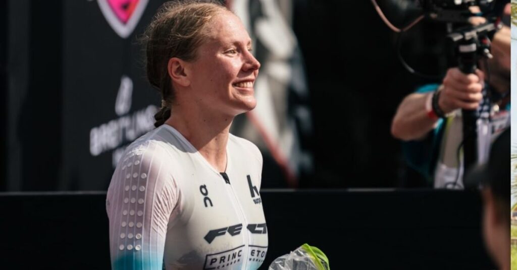 Solveig Løvseth sonríe con su mono de competición blanco ante una cámara