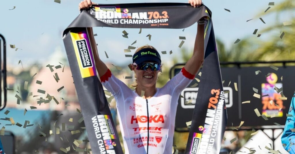 Taylor Knibb celebra su victoria en el Mundial IRONMAN 70.3 de Niza 2026 levantando la cinta de campeona