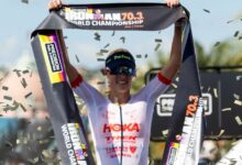 Taylor Knibb celebra su victoria en el Mundial IRONMAN 70.3 de Niza 2026 levantando la cinta de campeona