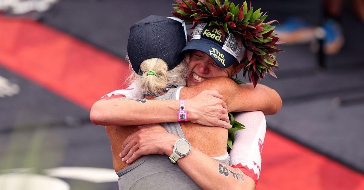Taylor Knibb abraza a su madre tras ganar el Mundial IRONMAN de Kona 2026