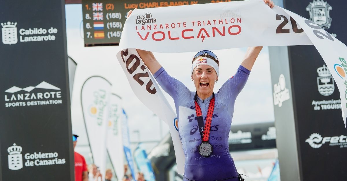 Lucy Charles-Barclay levanta la cinta de meta tras ganar el Volcano Triathlon 2026 en Lanzarote