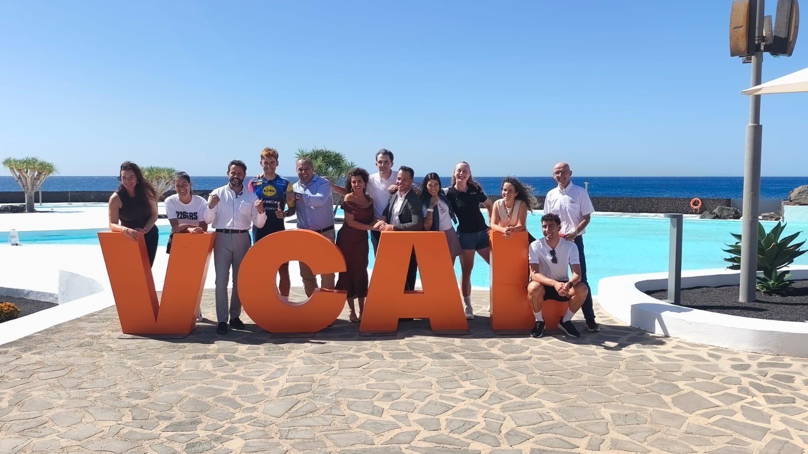 Participantes e invitados de la Vuelta Ciclista a Lanzarote 2026 posan junto a las letras VCAL en Club La Santa