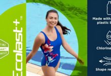 Nadadora con bañador azul Zoggs Ecolast+ junto a una piscina